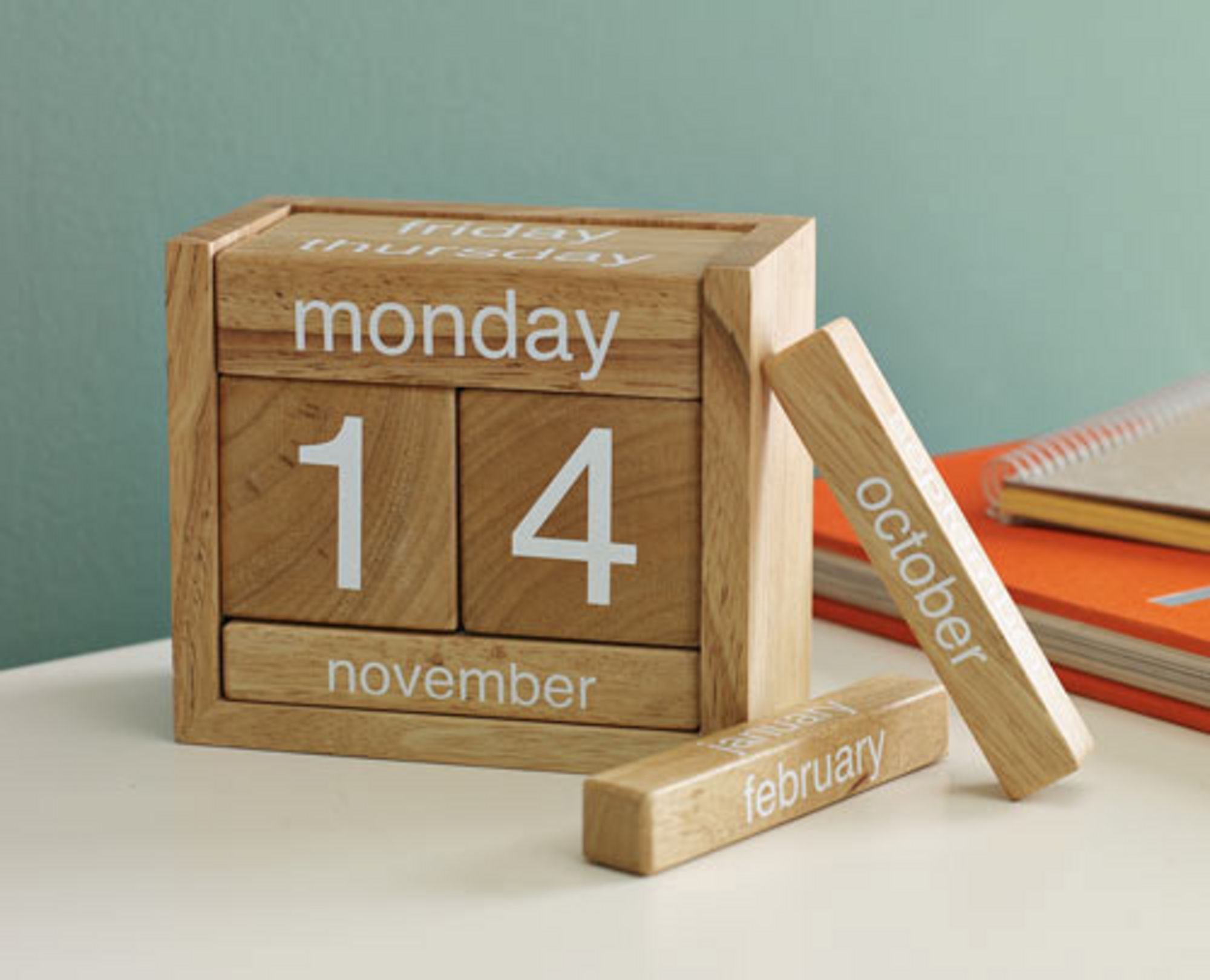 Деревянный календарь. Вечный календарь. Календарь деревянный настольный. Календарь из кубиков деревянных. Календарь из кубиков