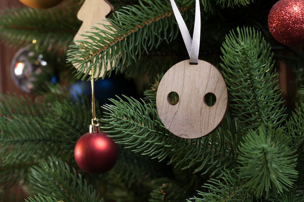 ДЕРЕВЯННАЯ ПОДВЕСКА CARVING, В ФОРМЕ ПУГОВИЦЫ САНТЫ Деревянная подвеска CARVING, в форме пуговицы Санты