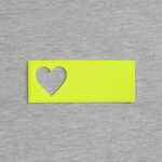 Лейбл из ПВХ с вырубкой «Сердце», желтый неон